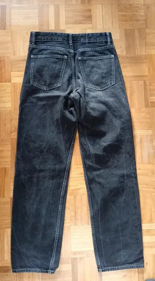 Pantalón vaquero negro corte recto costuras blanca