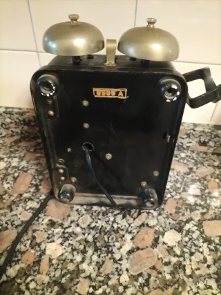 Teléfono antiguo negro con dial giratorio