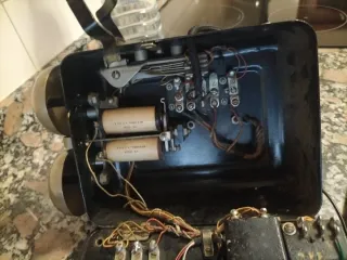 Teléfono antiguo negro con dial giratorio