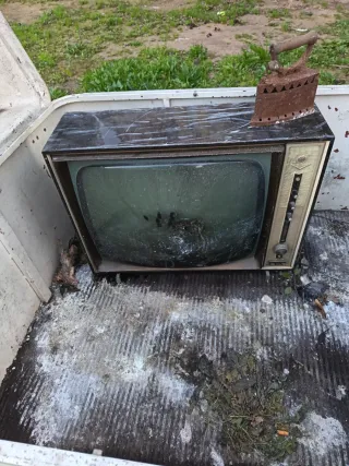 Televisor antiguo con plancha oxidada