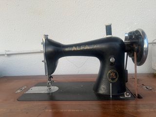 Máquina de Coser Antigua Alfa