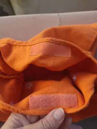 Borsa shopper arancione con fiori.