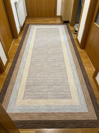 Alfombra vinílica a medida beige y marrón