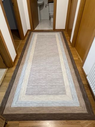 Alfombra vinílica a medida beige y marrón