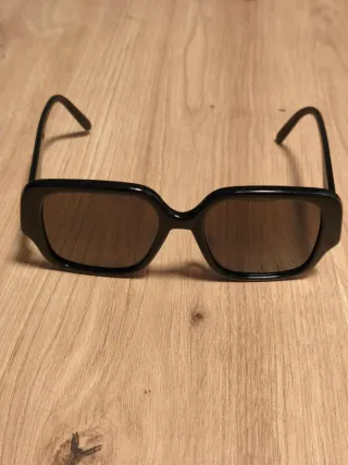 Gafas de sol LOEWE LW40134U negras,sin arañazos.