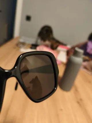 Gafas de sol LOEWE LW40134U negras,sin arañazos.