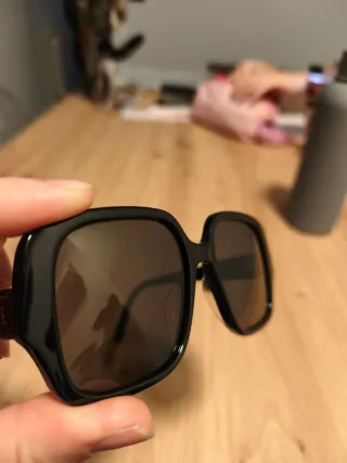 Gafas de sol LOEWE LW40134U negras,sin arañazos.