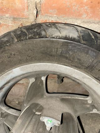 Rueda de moto con llanta