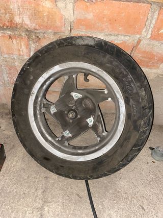 Rueda de moto con llanta