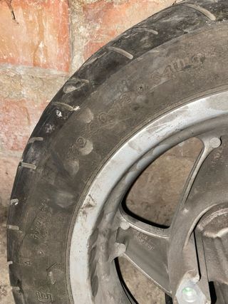 Rueda de moto con llanta