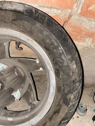 Rueda de moto con llanta