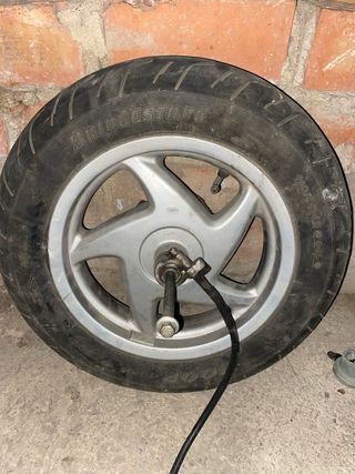 Rueda de moto con llanta
