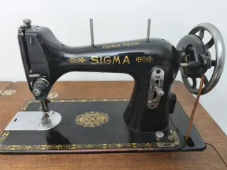 Máquina de coser SIGMA antigua con mueble