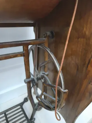 Máquina de coser SIGMA antigua con mueble