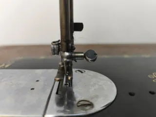 Máquina de coser SIGMA antigua con mueble