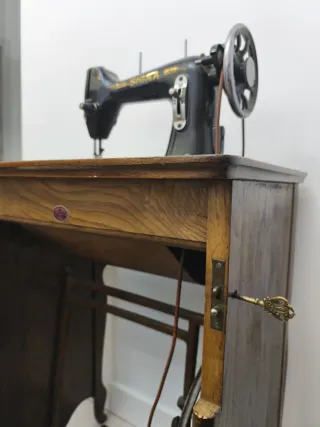 Máquina de coser SIGMA antigua con mueble