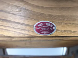 Máquina de coser SIGMA antigua con mueble