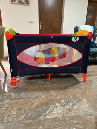 Cuna de viaje con diseño infantil