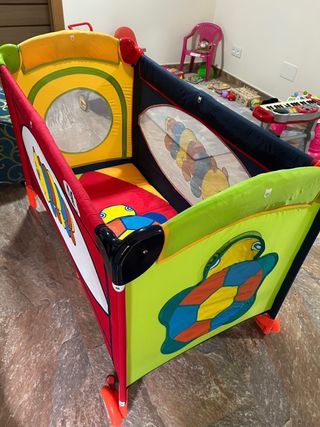Cuna de viaje con diseño infantil