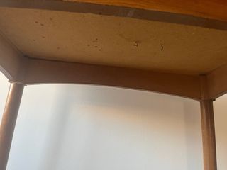 Mesa de madera con cristal