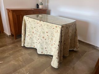 Mesa de madera con cristal