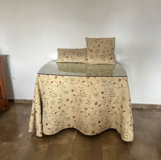 Mesa de madera con cristal