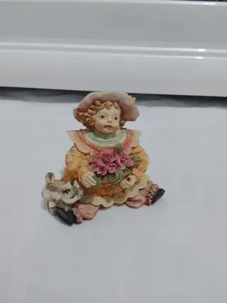 Figura niña con flores y gato