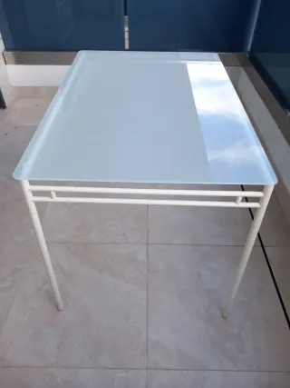 Mesa de comedor de cristal y metal