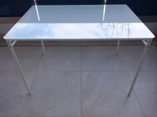 Mesa de comedor de cristal y metal