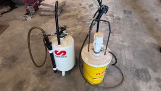 Bomba de trasiego y engrasador neumático