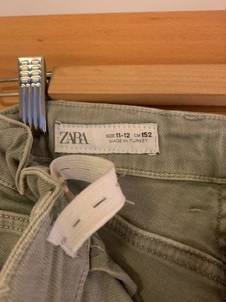 Pantalón cargo Zara verde