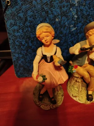 Figuras de porcelana de niños