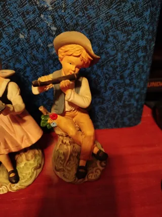 Figuras de porcelana de niños