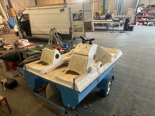 Barca de pedales azul y blanca