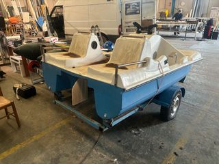 Barca de pedales azul y blanca