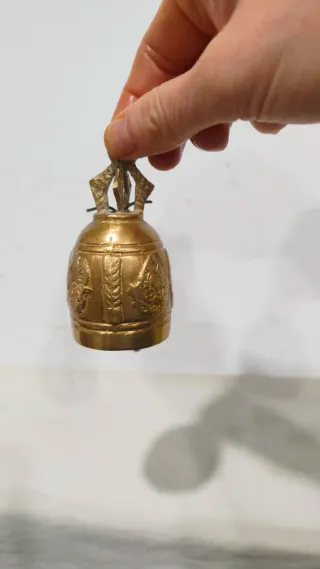 Campana de bronce nepalí antigua