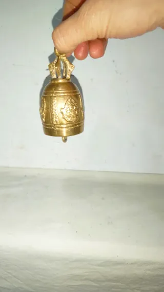 Campana de bronce nepalí antigua