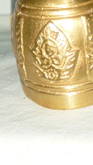 Campana de bronce nepalí antigua