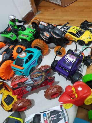 Lote de coches y vehículos de juguete
