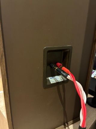 Altavoces B&W DM 110 Marrones y Rojos