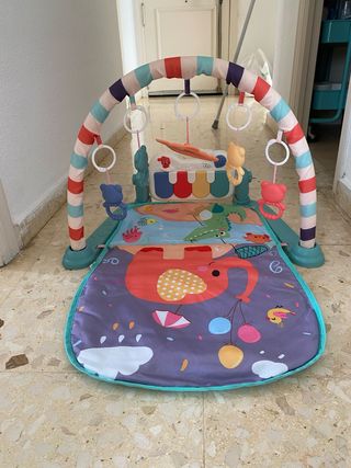 Gimnasio de juego para bebés con piano