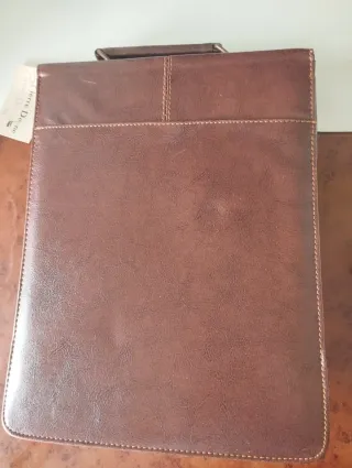 Cartera de piel Pierre Deune marrón.