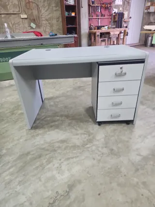 Escritorio gris con cajonera