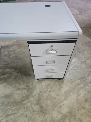 Escritorio gris con cajonera