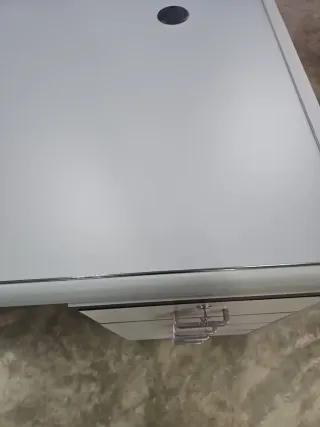 Escritorio gris con cajonera