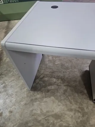 Escritorio gris con cajonera