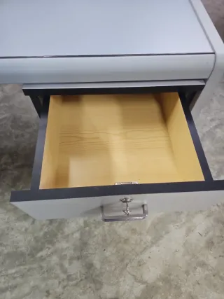 Escritorio gris con cajonera