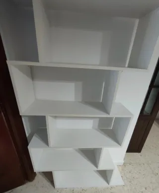 Estantería asimétrica de madera blanca