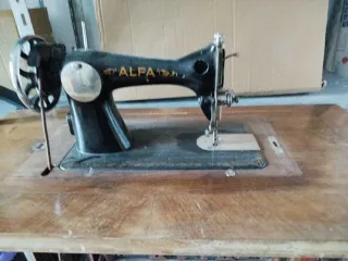 Máquina de coser Alfa antigua