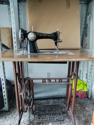 Máquina de coser Alfa antigua